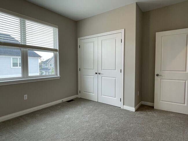 Building Photo - Shelby Township - 3 Bedroom, 2 Bath, End-Unit condo style w/Att Garage