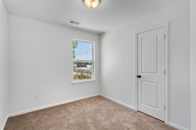 Building Photo - 2002 W 2nd St