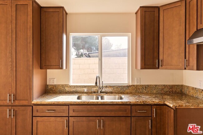 Building Photo - 1118 W 110th St