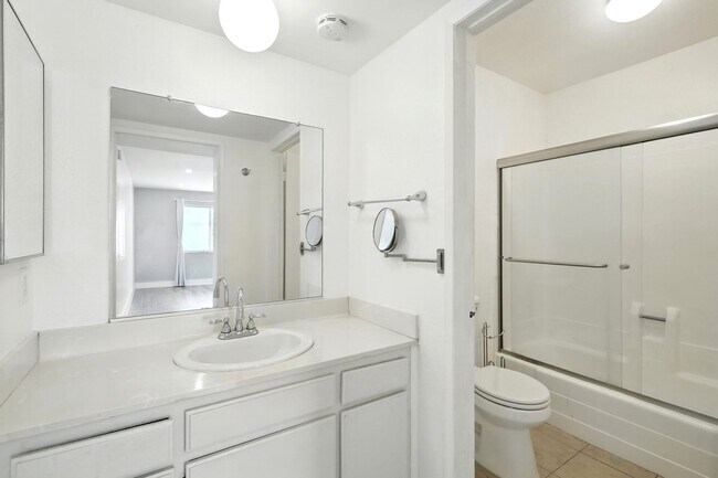 Building Photo - Charming 2BR + 1BA Condo in Tarzana availa...