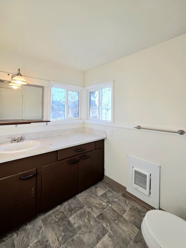 Building Photo - Large 4 Bedroom + Den, 2 Bath House for Rent in Cashmere!*** ON THE RIVER!!