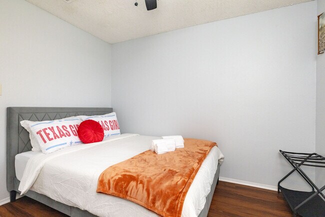 Building Photo - 2428 McAdoo Ln