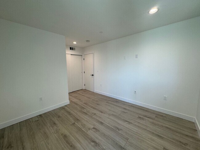 Building Photo - 1127 N Virgil Ave