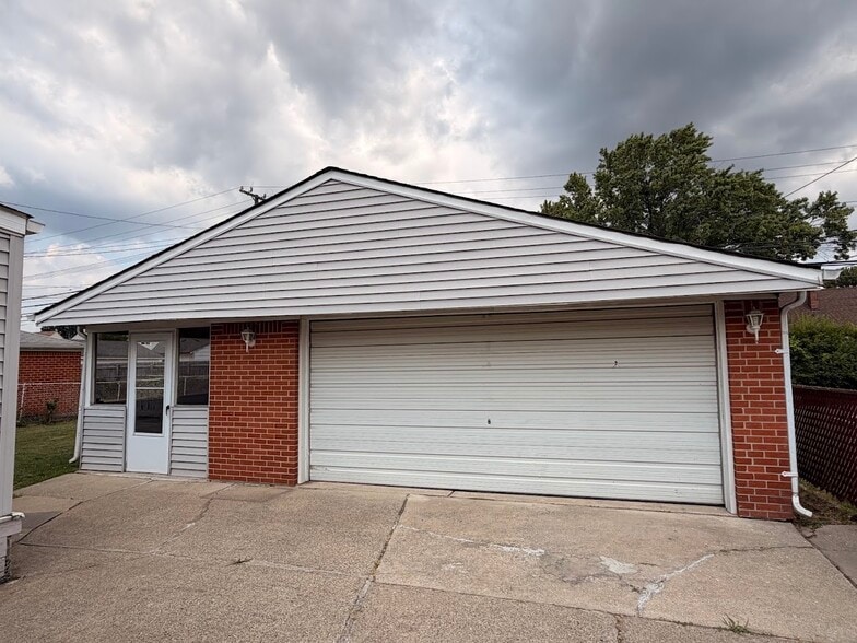 Building Photo - 29594 Maplewood St