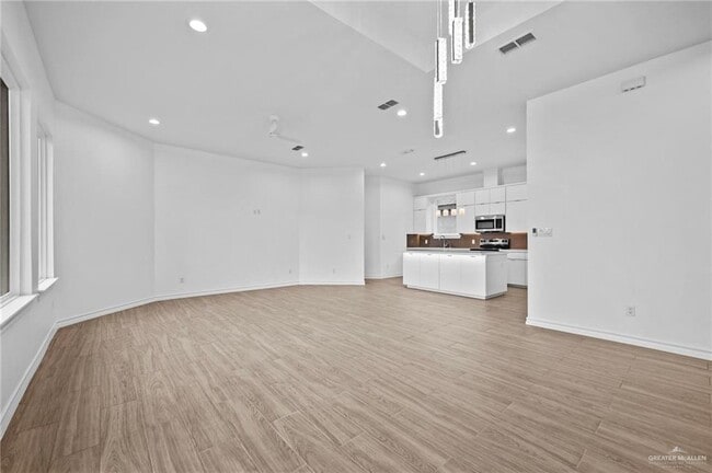 Building Photo - 31 E Conroe Rd