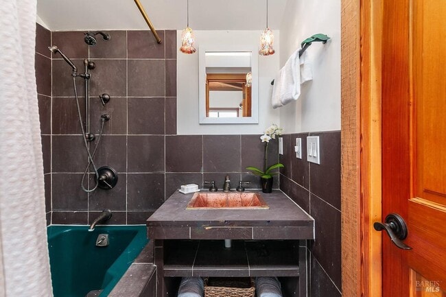 Building Photo - 1100 Bayhills Dr