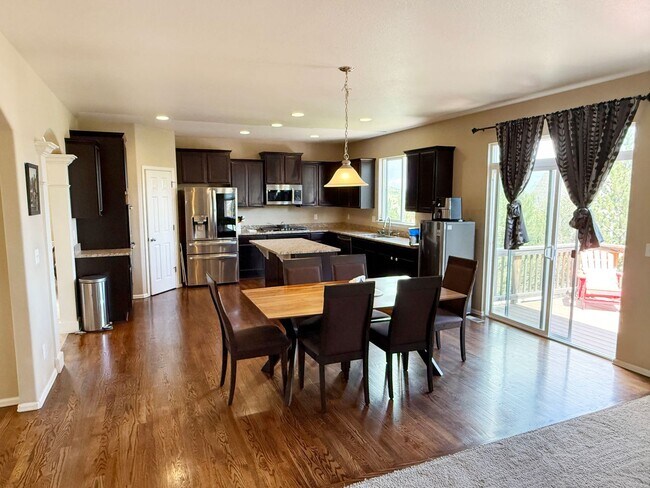 Building Photo - Amazing large 2-Story with open floor plan...