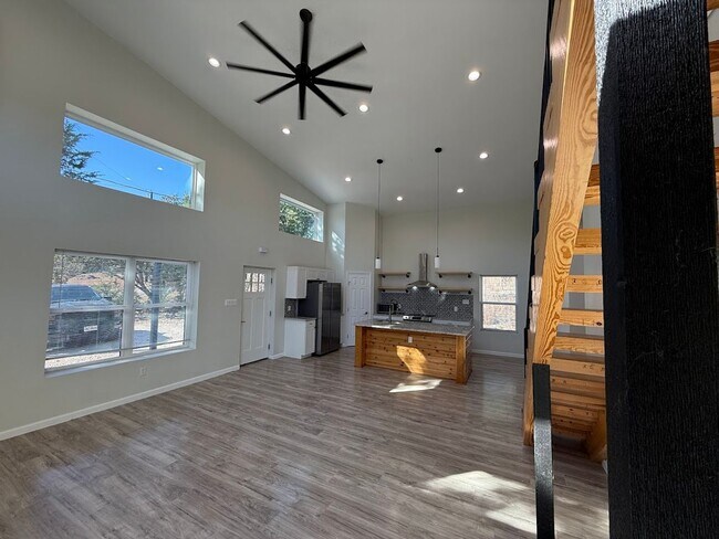 Building Photo - NEW ON MARKET