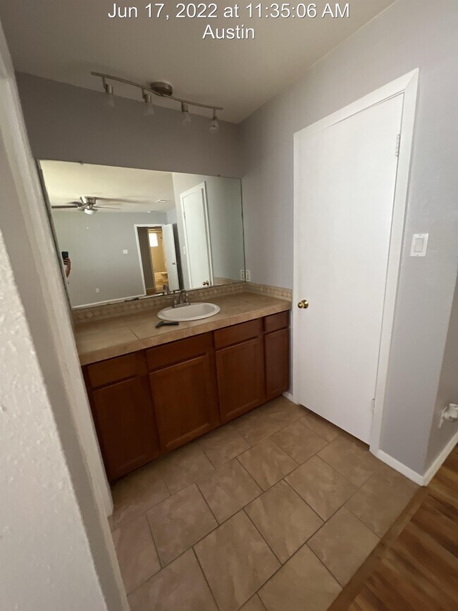 Building Photo - 2811 Crownspoint Dr