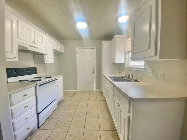 Building Photo - 3 bedroom near I-27 now available.
