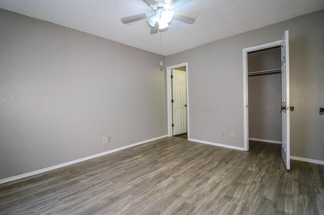 Building Photo - Cozy & Updated