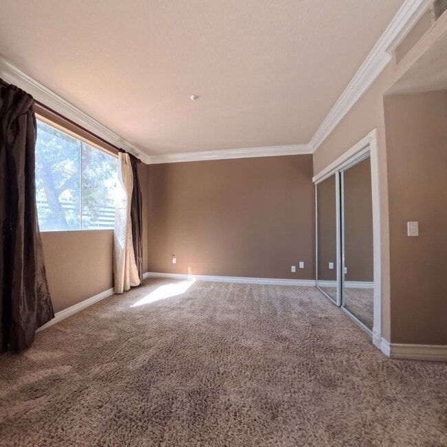 Building Photo - 220 E Flamingo Rd