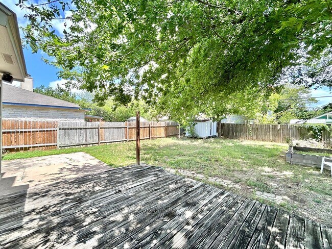 Building Photo - Spacious 3BR/2.5BA Two-Level Home with Fen...