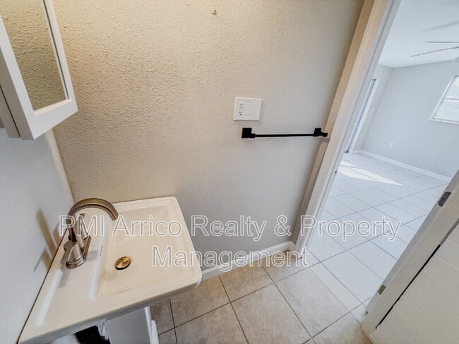 Building Photo - 818 Bayview Dr