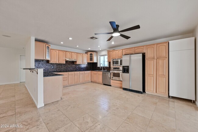 Building Photo - 1831 E La Jolla Dr