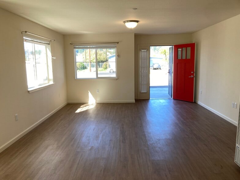 Building Photo - 2052 Smith Ln