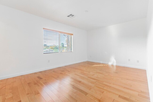 Building Photo - 3 bedroom home in gated community