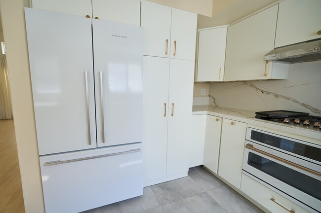 Kitchen with top-of-line appliances - 12060 Hoffman St