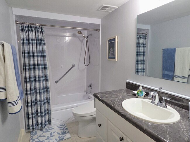 Building Photo - 4550 Cove Cir