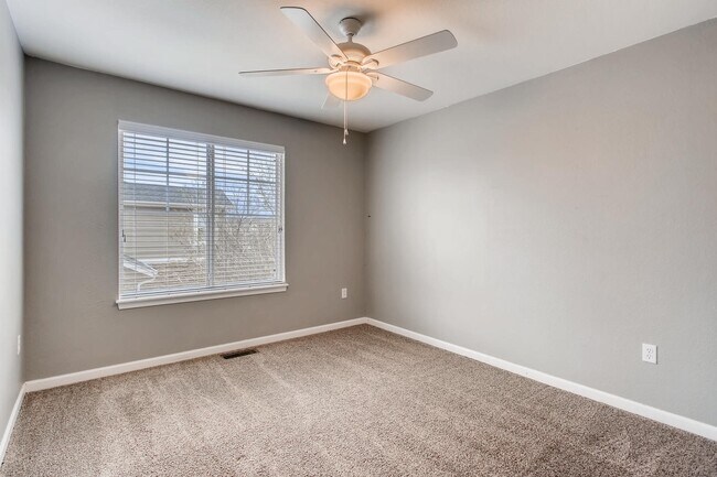 Building Photo - Gorgeous 5 Bed/4 Bath Townhome with Fully ...