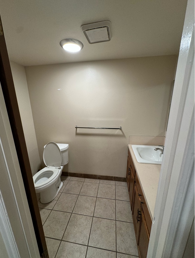 Building Photo - Orem Duplex