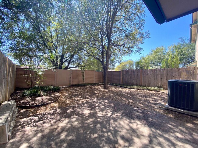 Building Photo - 3 Bedroom Townhouse Condo-North Austin!