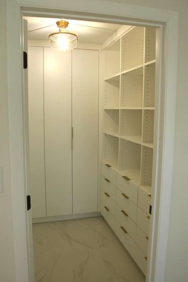 Building Photo - 340 Sunset Dr