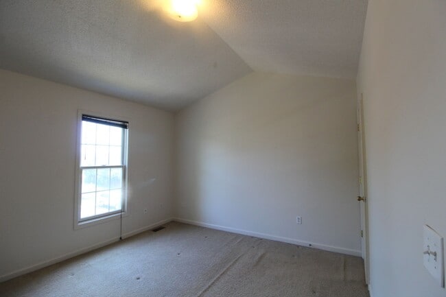 Building Photo - Liberty square end unit townhome for rent!