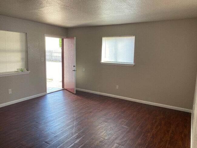 Building Photo - 1113 Primrose Ave