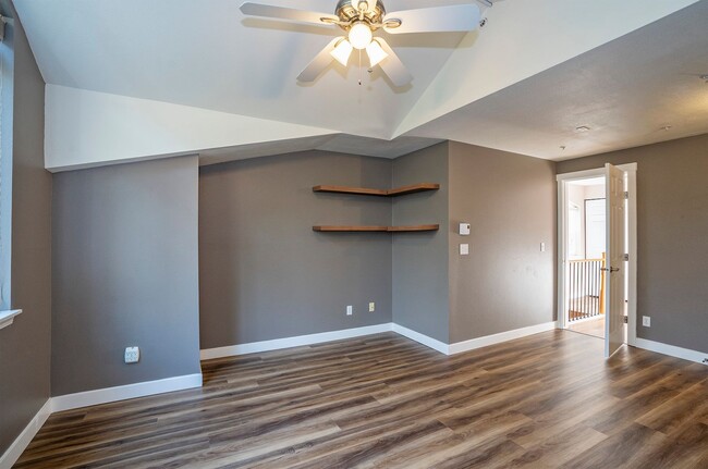 Building Photo - Wonderful 2-bedroom Townhome Style in Both...