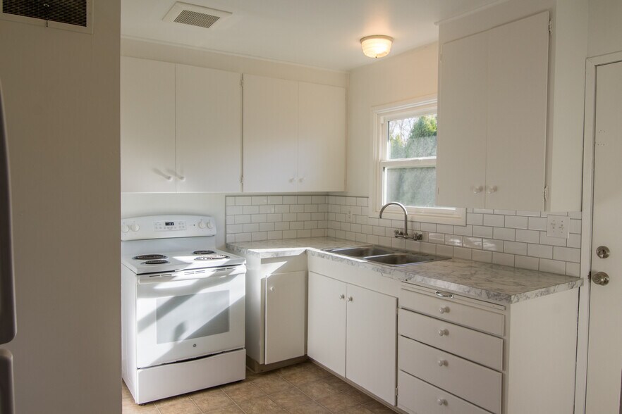 Building Photo - 8608 SE Bybee Blvd