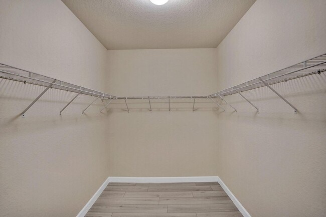 Building Photo - Gorgeous Townhome in Parkland