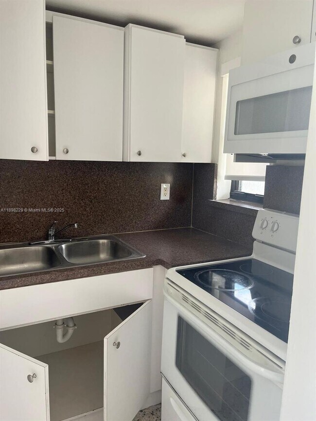 Building Photo - 1484 NW 15th Ave