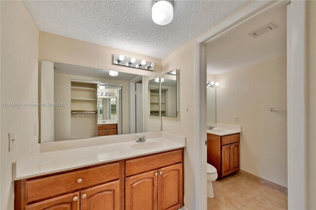 Building Photo - 9833 Westview Dr