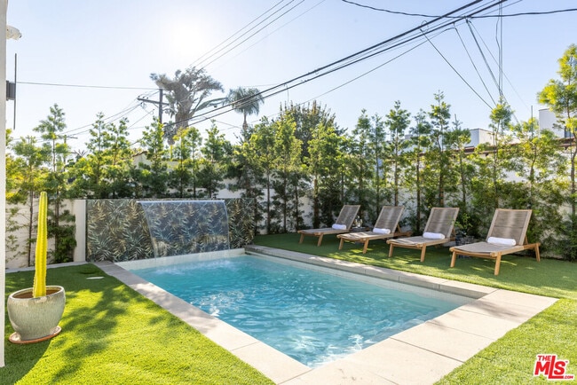 Building Photo - 1161 Stearns Dr