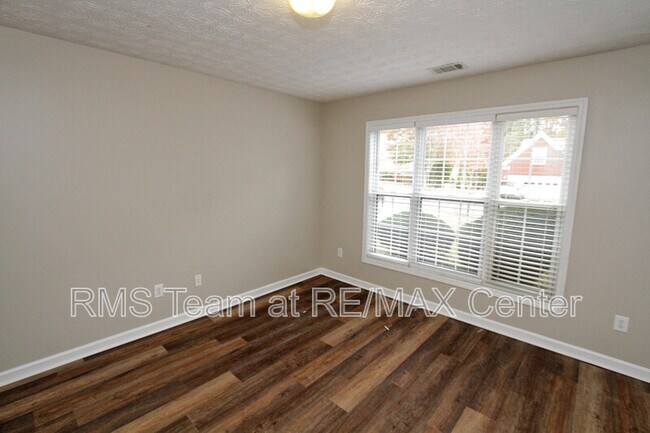 Building Photo - 1490 Creek Pointe Cir