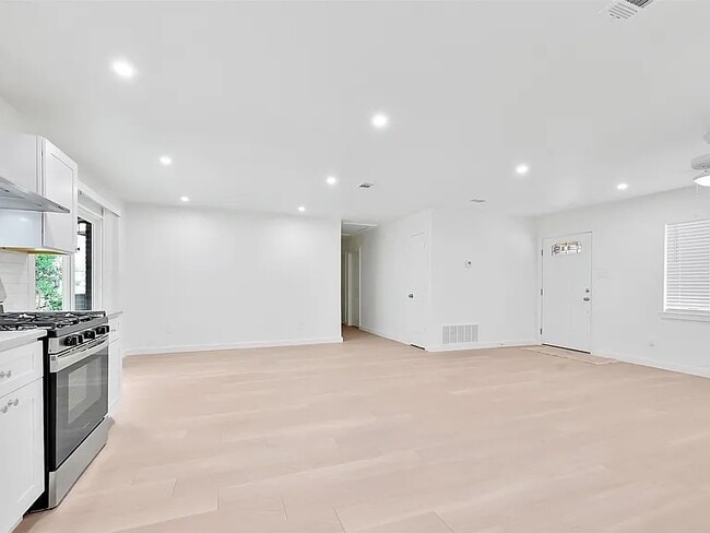 Building Photo - 1110 3rd St