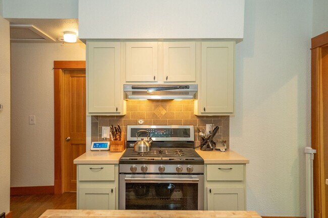 Building Photo - Charming 2-Bed, 2-Bath Loft Home in Old To...