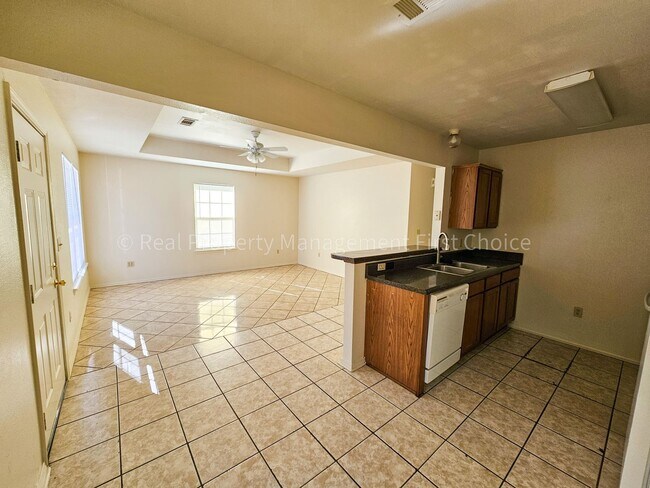 Building Photo - Nice 3 Bedroom/2 Bathroom Duplex off Jenny...