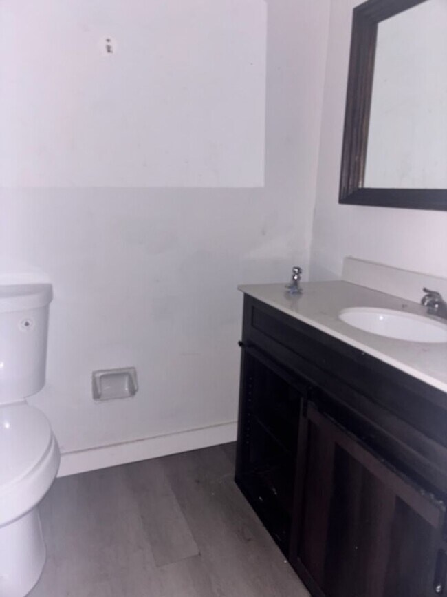 Building Photo - 352 Brookwood Lake Pl