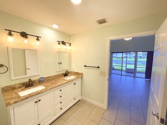 Building Photo - 1840 Sandhill Crane Dr