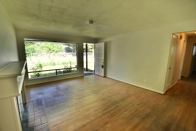 Building Photo - 3bd/1ba Seattle Home