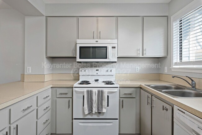 Building Photo - 3039 S Cantrell Ln