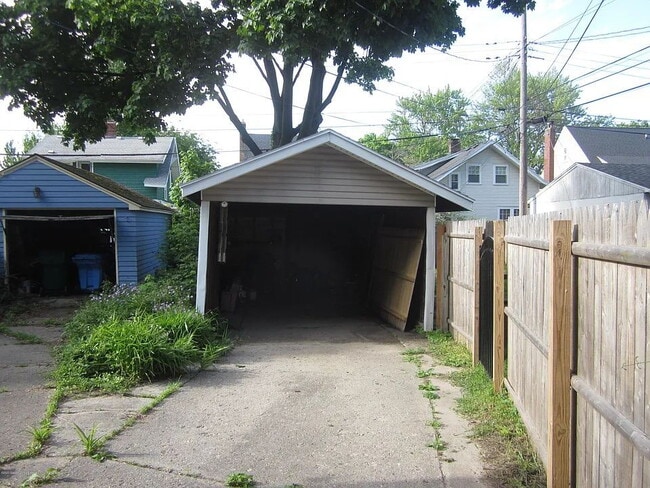 Building Photo - Charming 2-Bedroom Home in Saint Louis with Cozy 900 Sq Ft Layout!