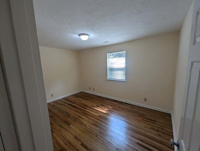 Building Photo - 22B Iris St