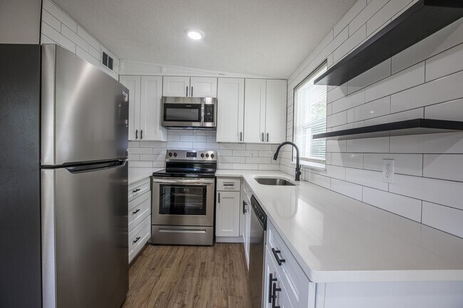 Building Photo - Renovated 4/2