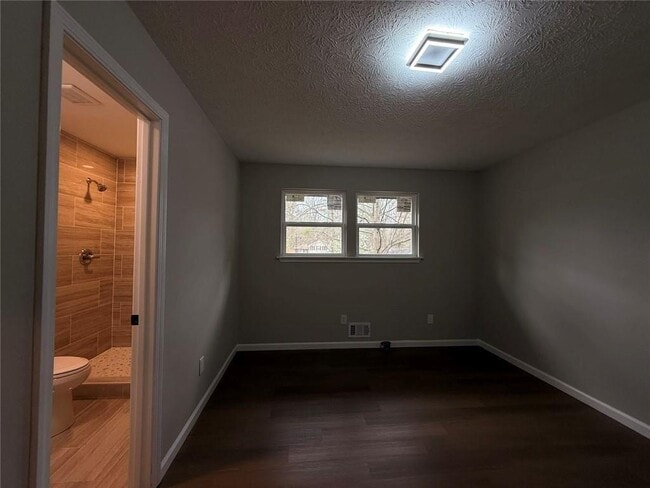 Building Photo - 1055 Pinecrest Dr