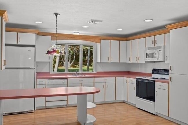 Building Photo - 10 Pine Grove Rd