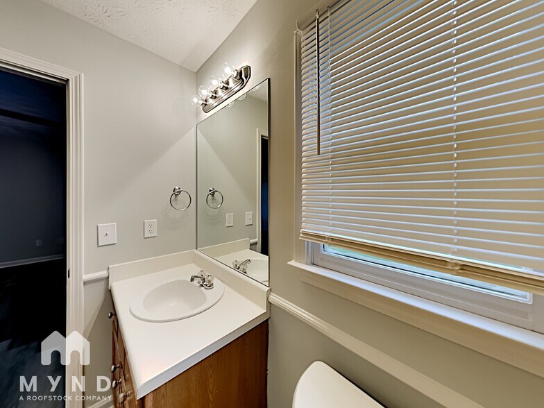 Building Photo - 230 Woodbridge Dr