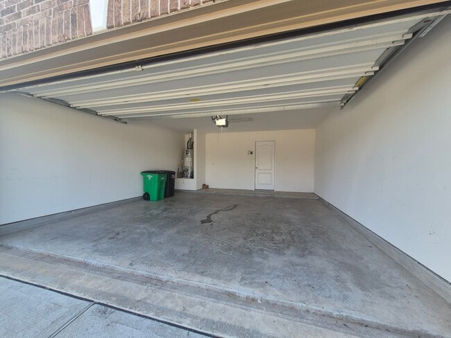 Building Photo - 6715 Hillsdale Creek Dr